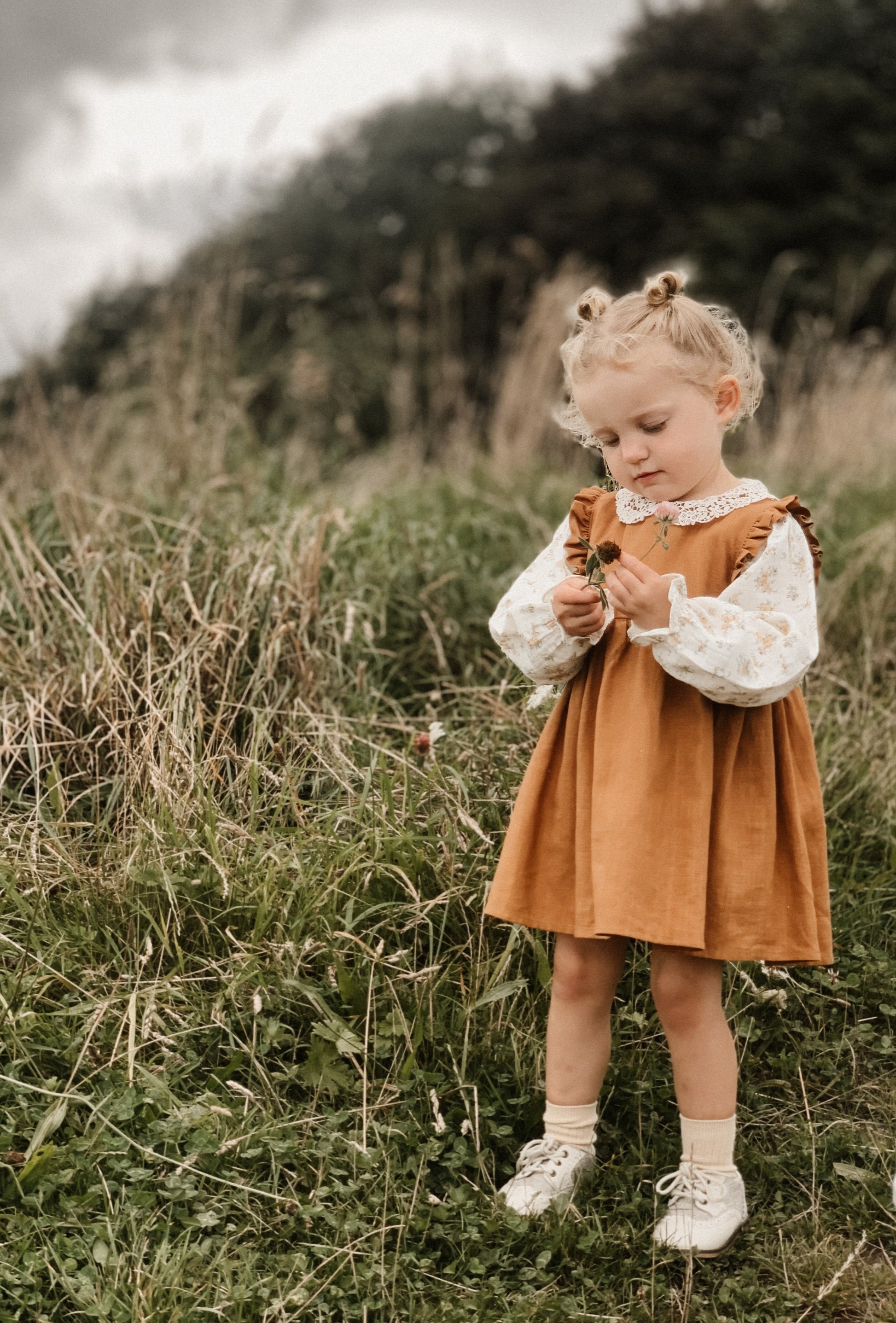 SLEEVELESS FRILL COTTON DRESS IN CHESTNUT - Vintage Blossom