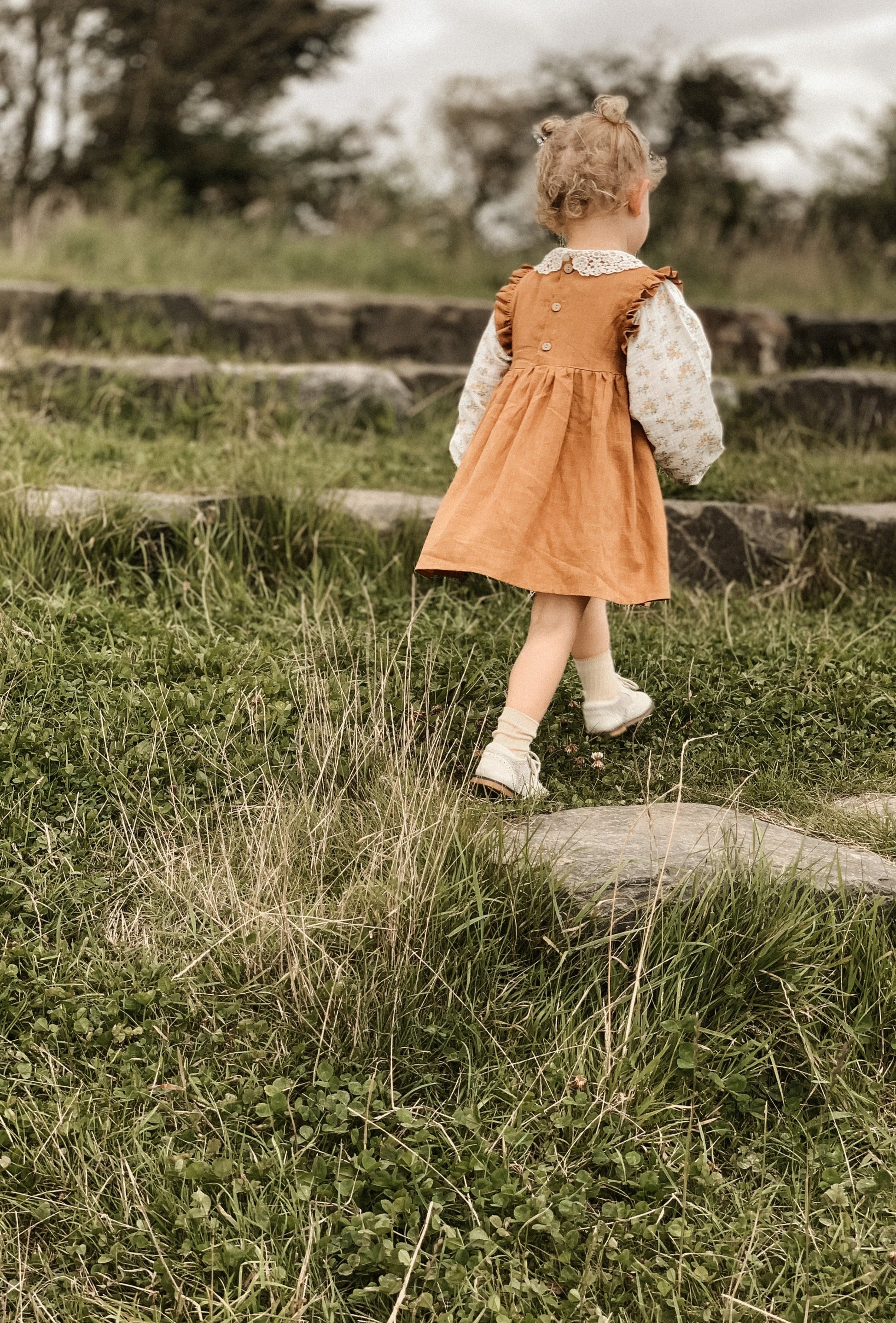 SLEEVELESS FRILL COTTON DRESS IN CHESTNUT - Vintage Blossom