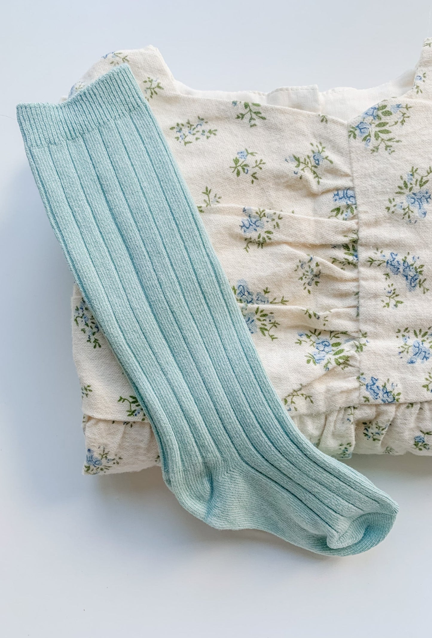 RIBBED KNEE HIGH SOCK IN POWDER BLUE - Vintage Blossom