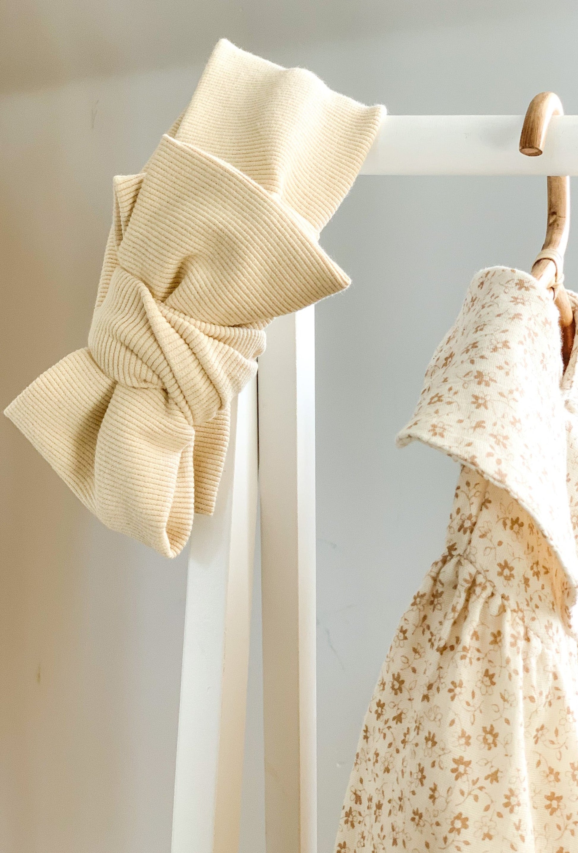 OVERSIZED RIBBED BOW HEADBAND IN SAND - Vintage Blossom