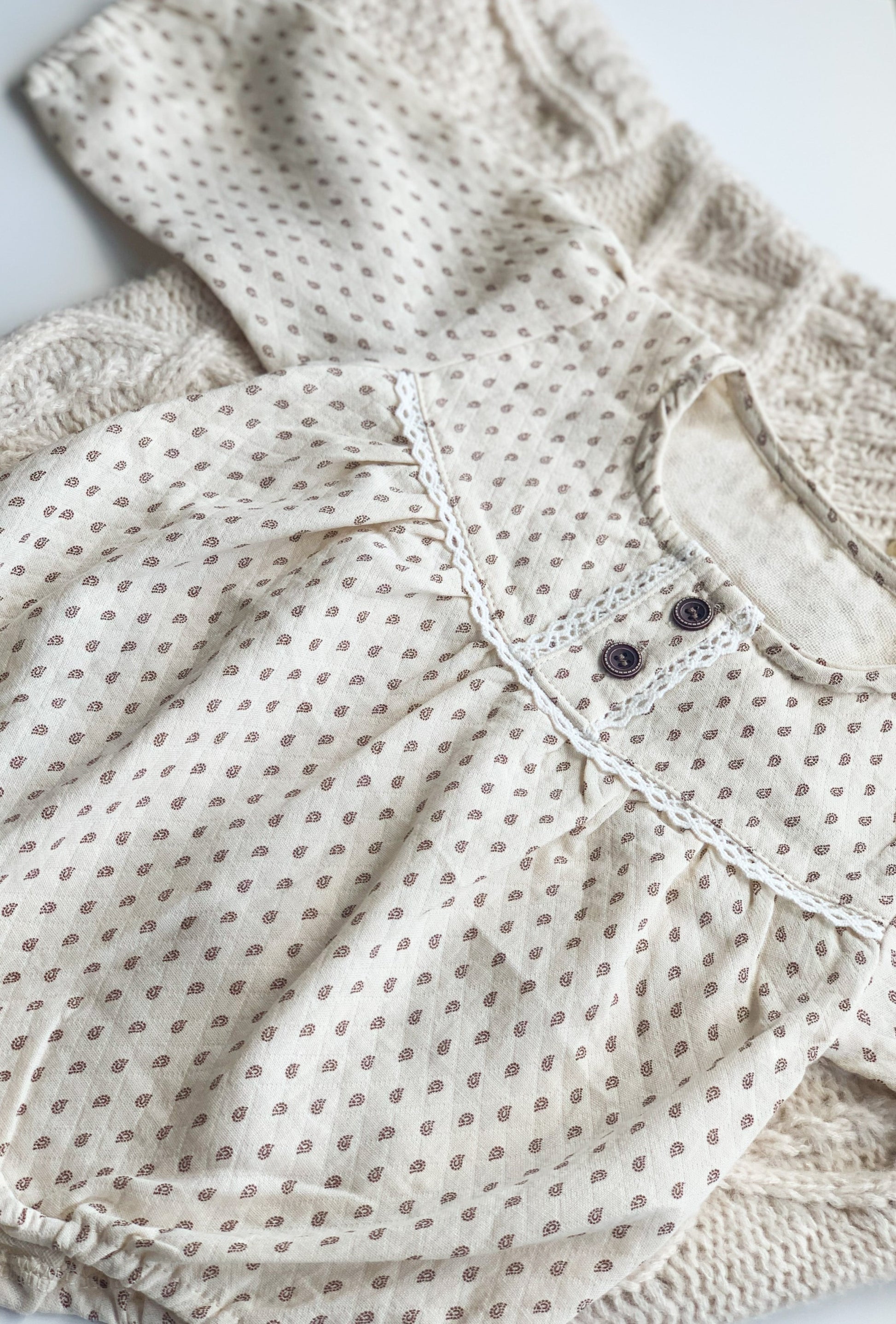 MIA NEUTRAL DOT ROMPER - Vintage Blossom